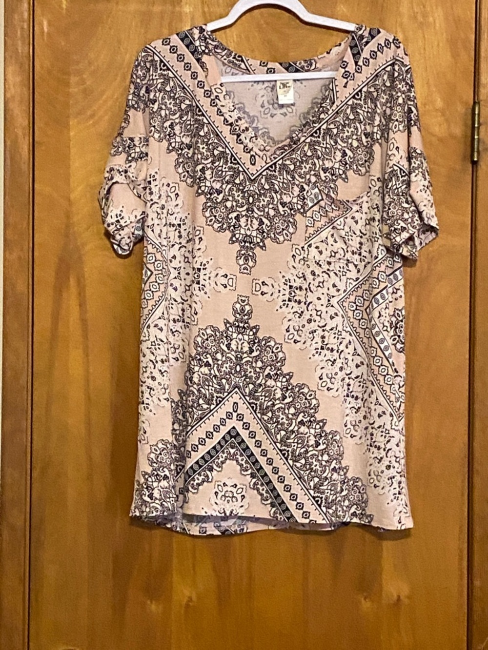 Liz Claiborne Cream and Black Paisley V-Neck Short Sleeve Top